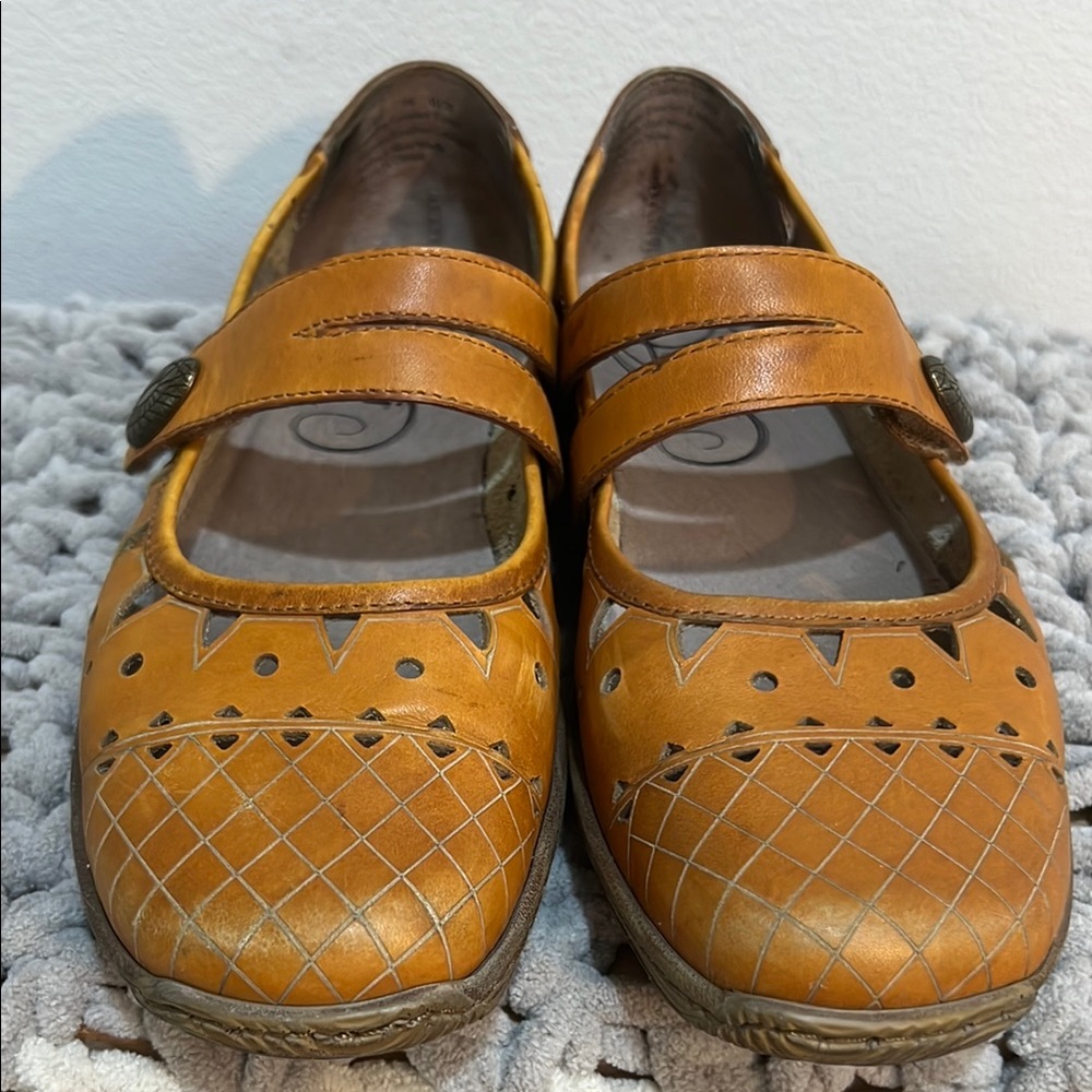 Umberto Raffini Tan Leather Mary Jane Flat with Perforated Design - Picture 4 of 14